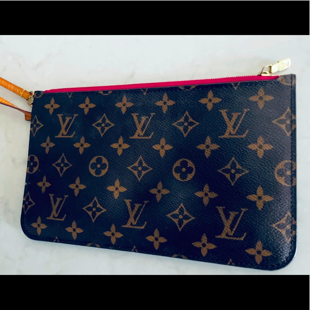 Authentic LV pouchette in excellent condition.